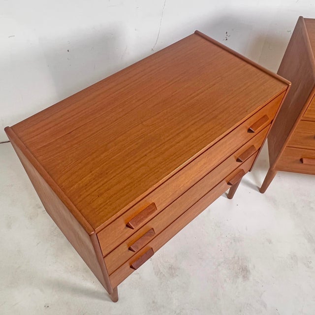 C. 1960s Carl Aage Skov for Munch Mobelfabrik Teak Three Drawer Chests - A Pair For Sale - Image 9 of 15