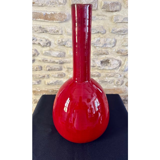 Rare large chimney-necked vase, oxblood red in color, dating from the 1950s, and made in VALLAURIS by Gérard HOFMANN,...