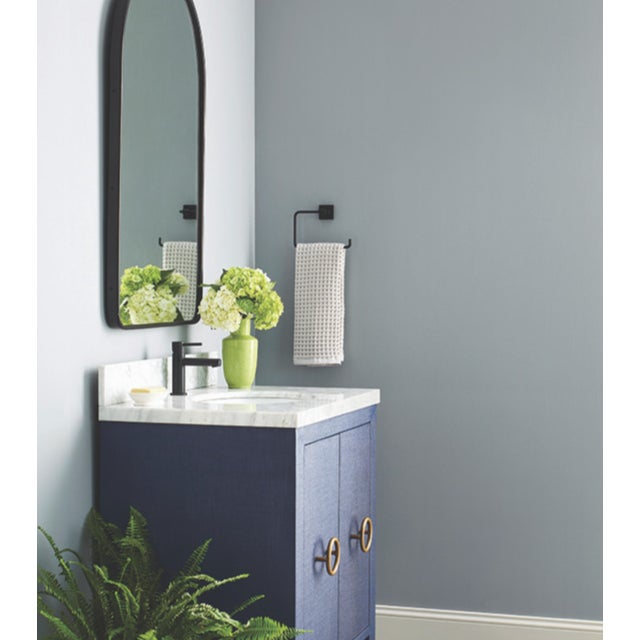 2020s Matthew Izzo Home Blanche Textured Navy Linen Single Porcelain Sink Bath Vanity With Carrara Marble Top and Backsplash and Brass Hardware For Sale - Image 5 of 10
