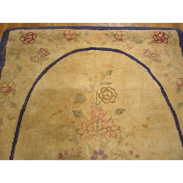 Early 20th Century 1900s Beige Floral Folk Art Antique American Hooked Rug 4'2"x 7'0" Handwoven Wool Carpet For Sale - Image 5 of 6