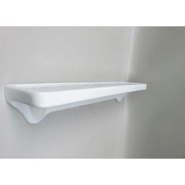 A bathroom tray, white porcelain wall console, mount under a mirror or a sink. The bathroom deposit is on the back with:...