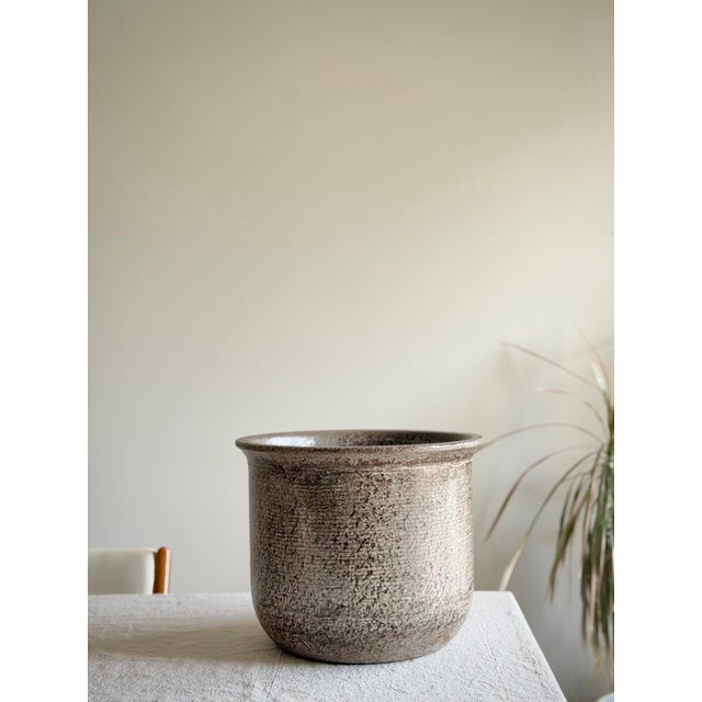 Rare Large 13” Flared Rim Vintage Gainey Ceramics Planter in Sandstone Lava Glaze, La Verne, California For Sale - Image 11 of 11