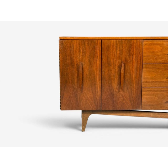 Young Manufacturing, Standard Dreser, Walnut, Usa, 1960s For Sale In New York - Image 6 of 12