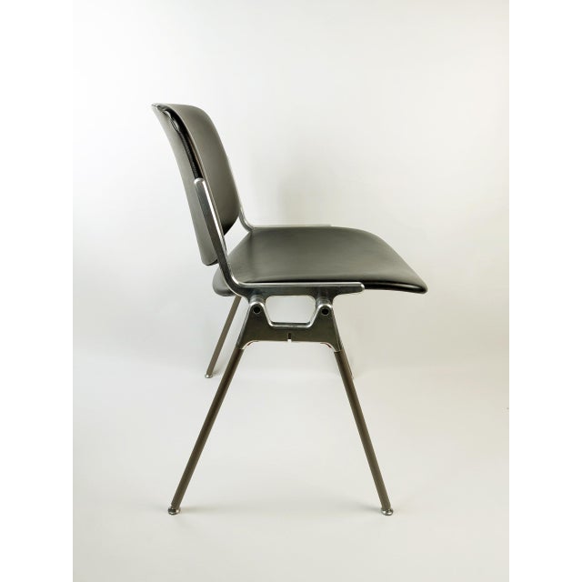 1970s Black Skai and Aluminum DSC 106 Chair by Anonima Castelli from Castelli / Anonima Castelli. 1970s For Sale - Image 5 of 14