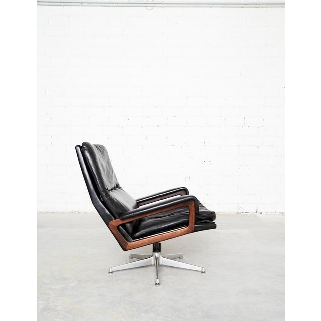 An exceptionally beautiful lounge chair by Strässle from the 1960s, designed by the French furniture designer Vandenbeuck....