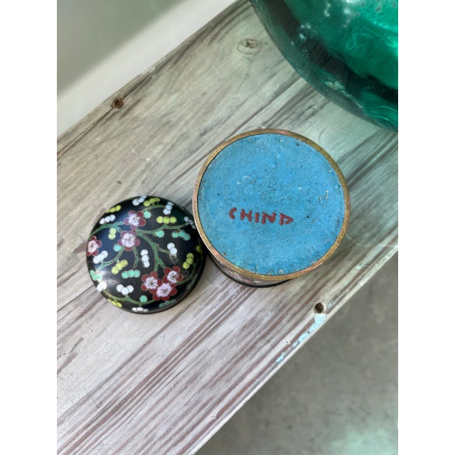 Antique Chinese Cloisonné Tea/Tobacco Canister in a Delicate Floral Pattern For Sale - Image 4 of 7