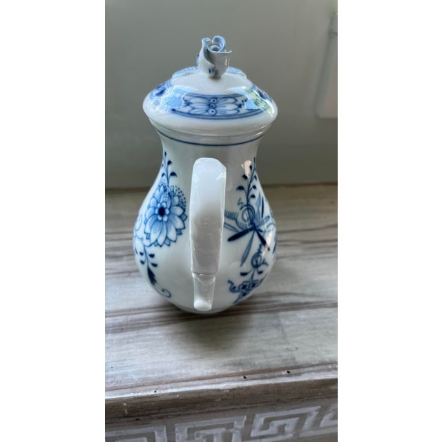 Vintage Mid 20th Century Meissen Blue Onion Demitasse Coffee Pot With Rosebud Finial Lid For Sale In Houston - Image 6 of 12
