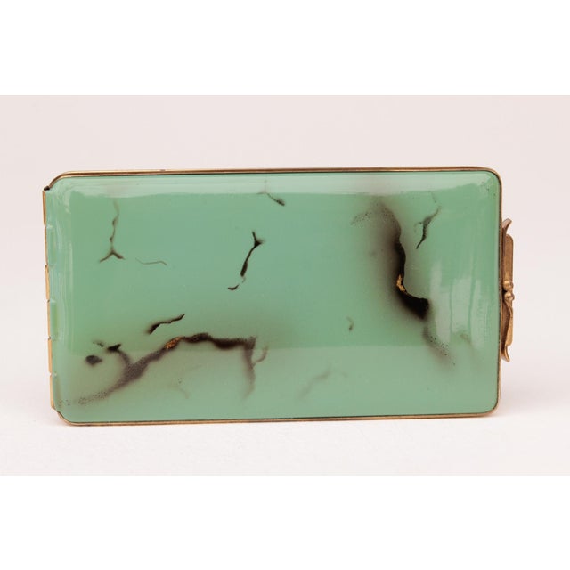 Small Art Deco Lime Green Marbled Minaudière, 1930s, in Very Good conditions. Designed 1920 to 1949