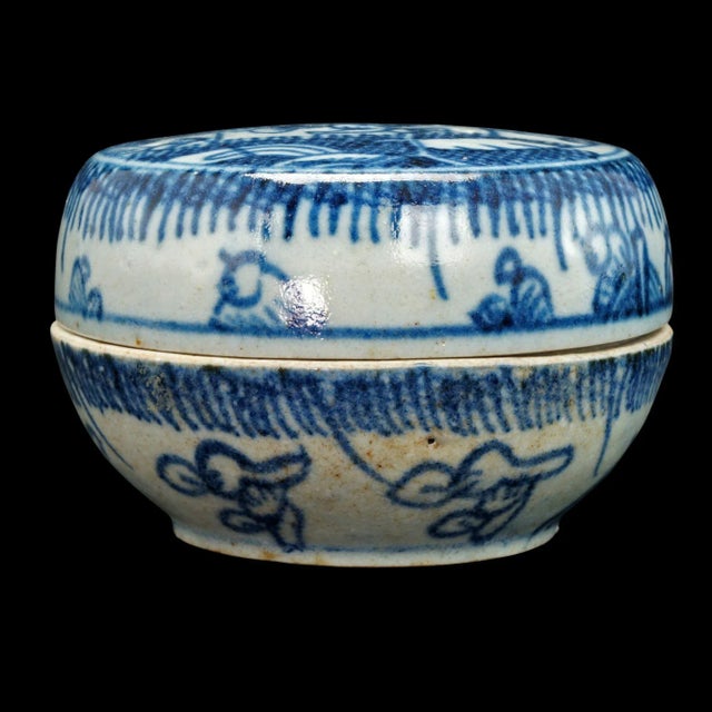 15th Century & Earlier C. 15th Century Chinese Early Ming Blue and White Lidded Box For Sale - Image 5 of 10
