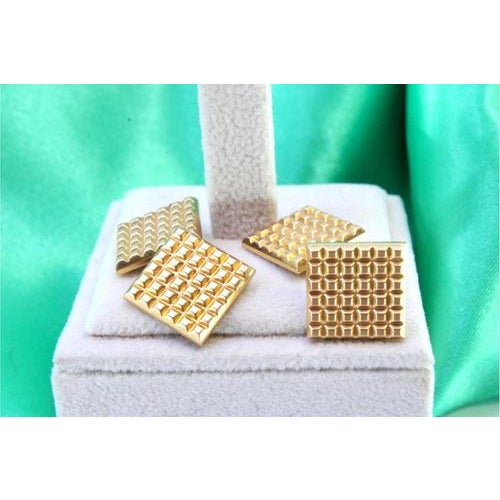Square-shaped yellow gold cufflinks with high reliefs. Metal: Gold. Origin: Portuguese. Brand: Veado. Weight: 7.11 grams....