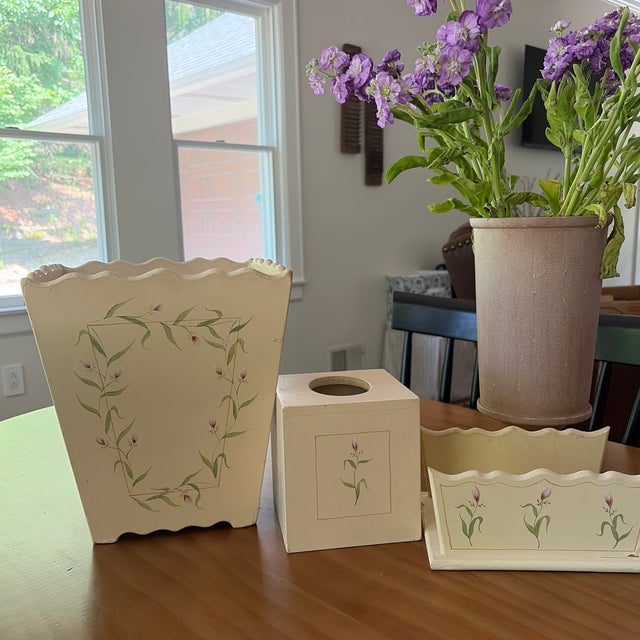 1980s Hand Painted Les Artisans De Provence Wastebasket Tissue Box Hand Towel Bathroom Set For Sale - Image 5 of 6