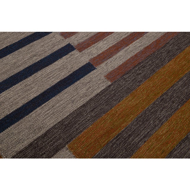 This exquisite Indian rug showcases a splendid contemporary Kilim flatweave style crafted from premium wool. Its beige and...