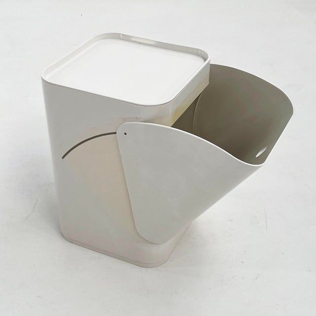 White Laundry Bin by Anna Castelli for Kartell, 1970s, in Good conditions. Designed 1970 to 1979 This piece has an...