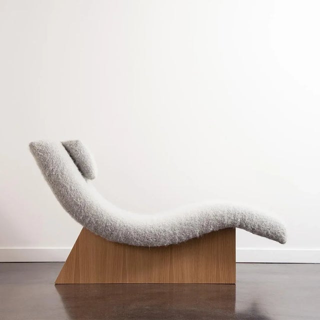 This wave chaise lounge in the style of Adrian Pearsall is curvilinear in shape and molds to the human body. The chaise...