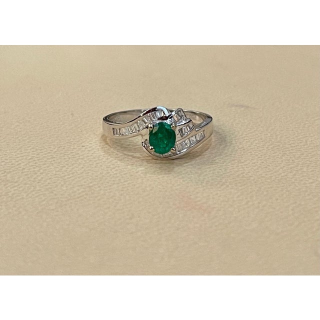 Contemporary Natural Brazilian Emerald & Diamond Ring 18 Karat White Gold For Sale - Image 3 of 18