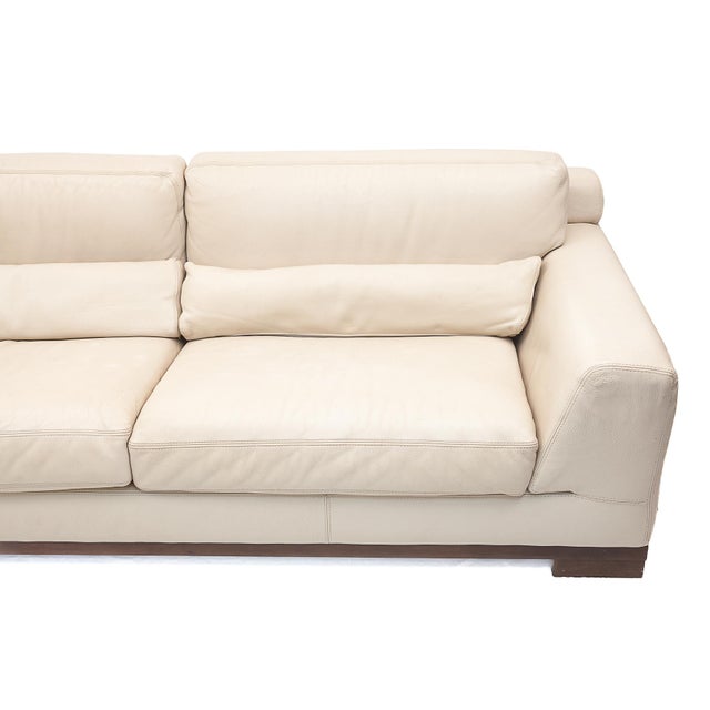 Natuzzi sofa in full-grain leather. Cream color. Very comfortable and flawless seat. Wenge wood legs. Seat height: 42 cm...
