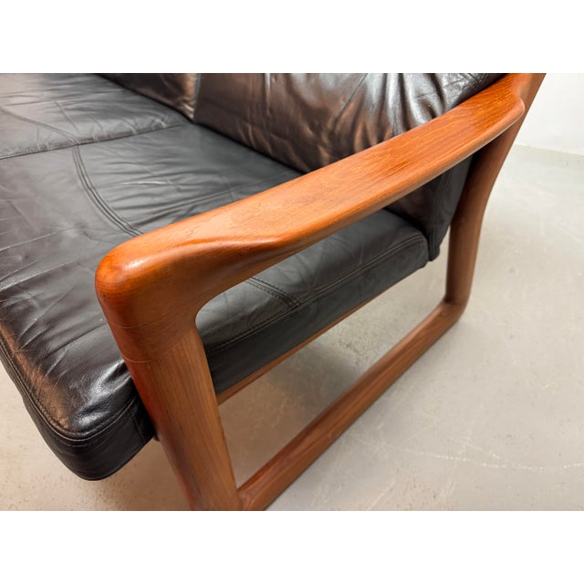 1970s Mid-Century Modern Sofa in Teak with Black Leather Cushions by Sven Ellekaer for Komfort, Denmark, 1970s For Sale - Image 5 of 10