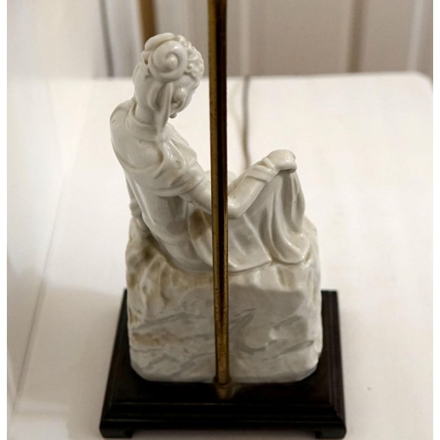 1950s White Porcelain Blanc De Chine Kwan Yin Sitting Table Lamp With Shade For Sale In Los Angeles - Image 6 of 12