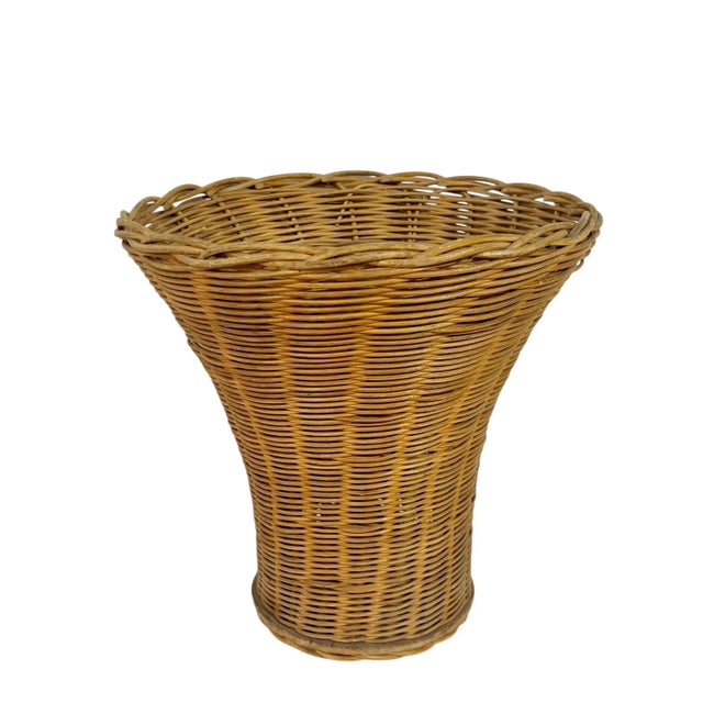 Early 20th Century Set of 2 French Provincial Hand Made Fluted Wicker Woven Nesting Baskets For Sale - Image 9 of 14