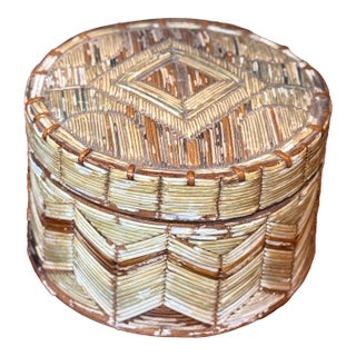 Early Mi’kmaq Quill Box c.1830 Vegetative Dyes Quills on Birch Bark Box With Geometric Pattern For Sale