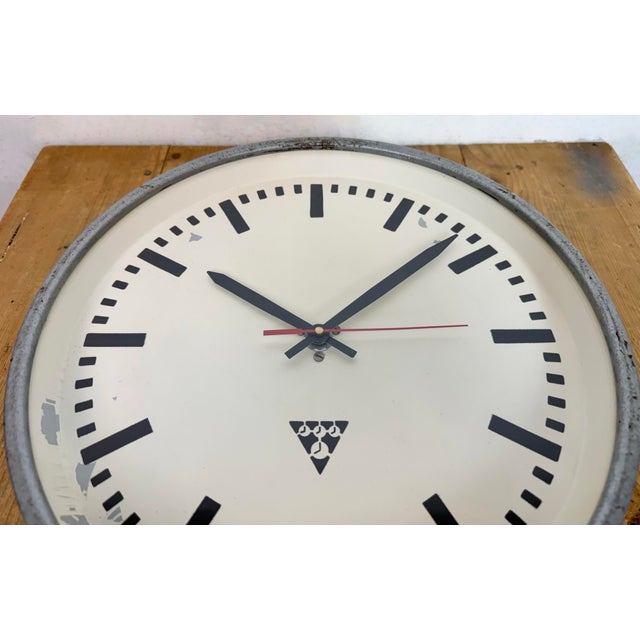 Industrial Grey Factory Wall Clock from Pragotron, 1960s For Sale - Image 10 of 18