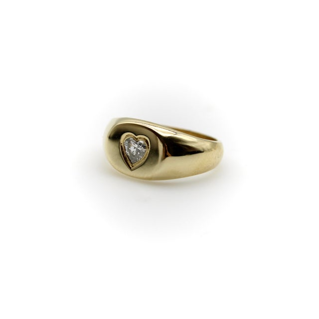 1990s 14k Gold Oval Signet Ring With Heart-Shaped Diamond, Size 6.5 For Sale - Image 4 of 11