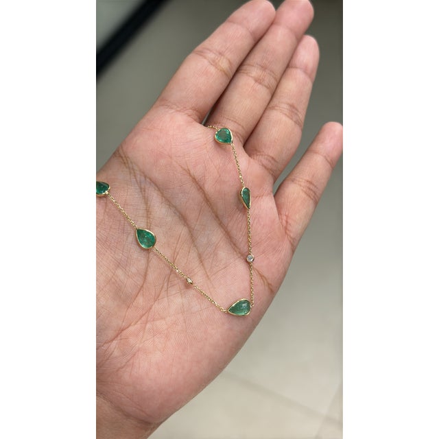 14k Yellow Gold 6.84ct Pear-Cut Natural Emerald Station Necklace With Diamonds For Sale - Image 9 of 18