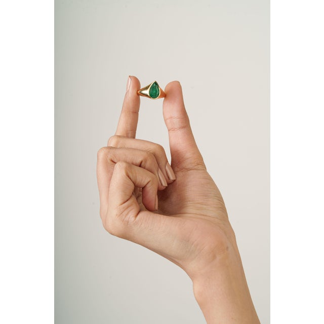 2.67ct Chunky Pear-Cut Emerald Contemporary Dome Ring in 18k Yellow Gold Size 8 For Sale - Image 10 of 15