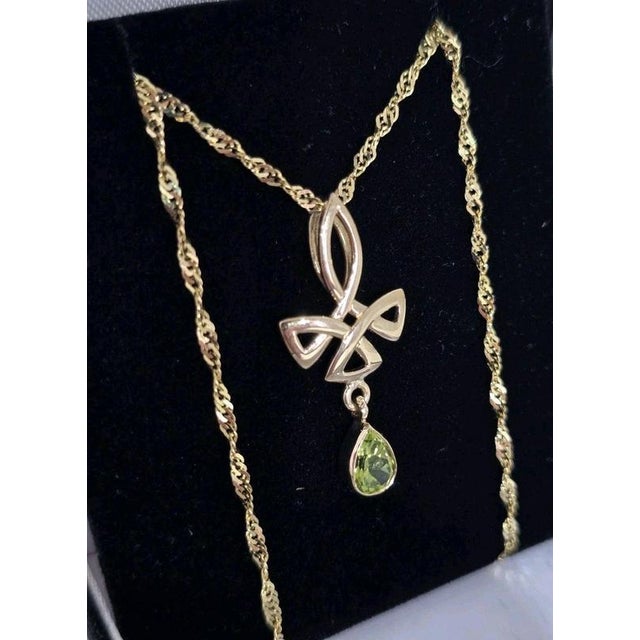 Mid-Century 9 Carat Yellow Gold Celtic Knot Peridot Pendant and Chain For Sale - Image 4 of 14