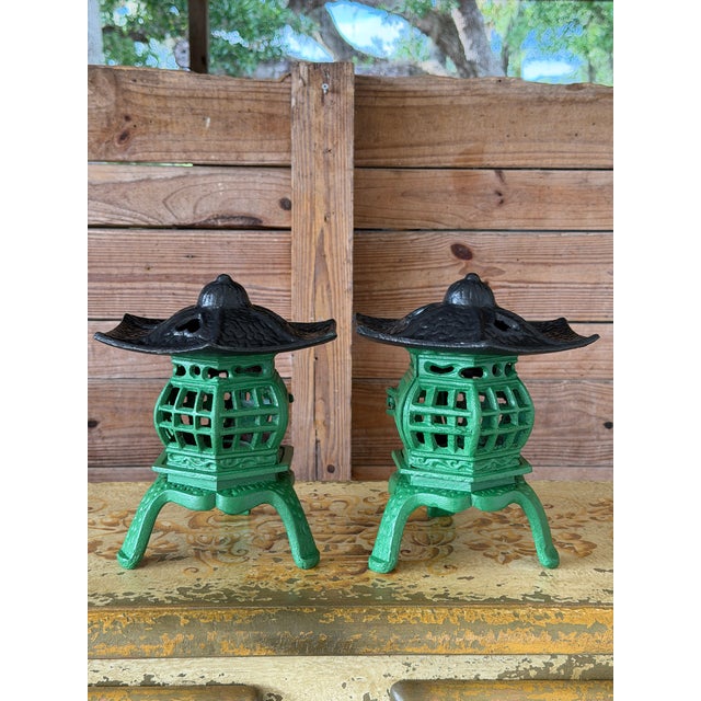 Pair of Vintage Regency Painted Cast Iron Pagoda Garden Lanterns For Sale - Image 11 of 12