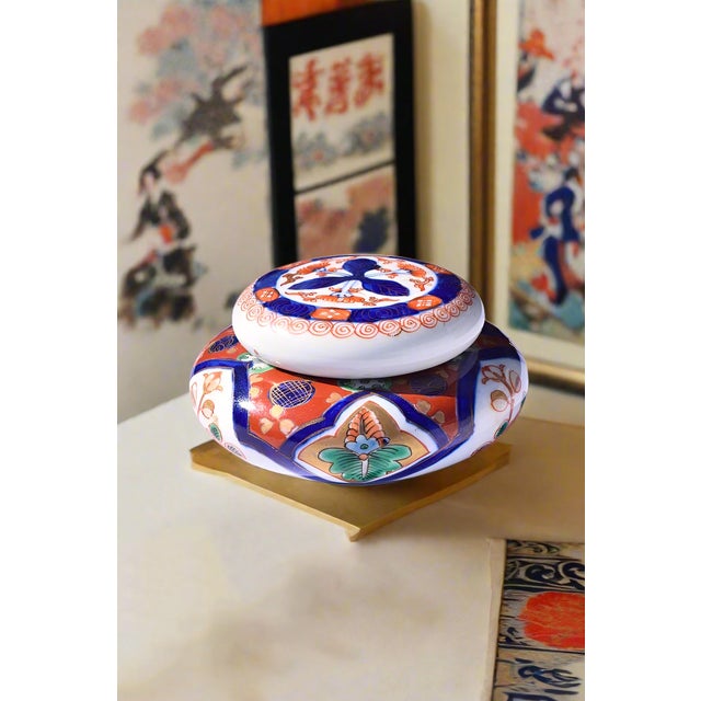 JAPANESE IMARI PORCELAIN LIDDED BOX Era: Vintage Origin: Japan Material: Porcelain with Polychrome Decoration OVERVIEW: A...