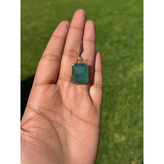 Statement 14.22 Carat Natural Green Emerald Solitaire Pendant in 14k Yellow Gold For Sale In New York - Image 6 of 15
