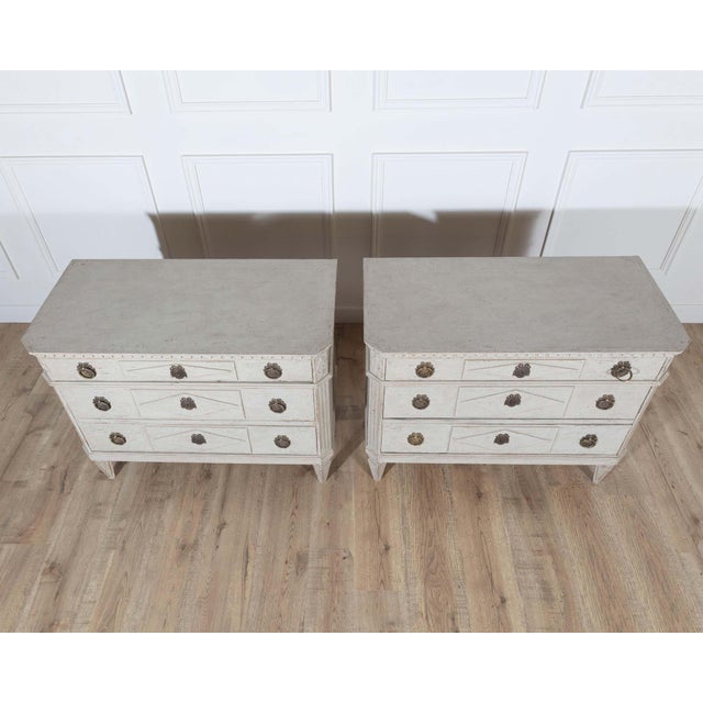 Gustavian (Swedish) Pair of Swedish Gustavian-Style Painted Chests of Drawers, Early 20th Century For Sale - Image 3 of 9