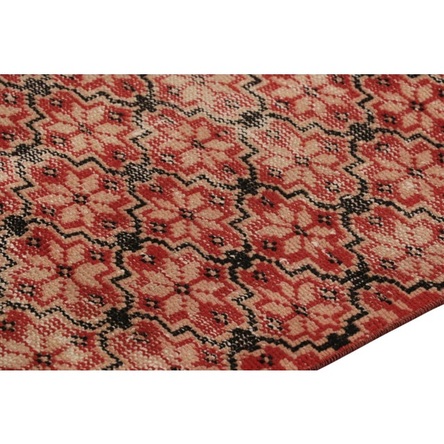Traditional Vintage Distressed Rug, Red and Beige Geometric Pattern – Rug & Kilim For Sale - Image 3 of 8