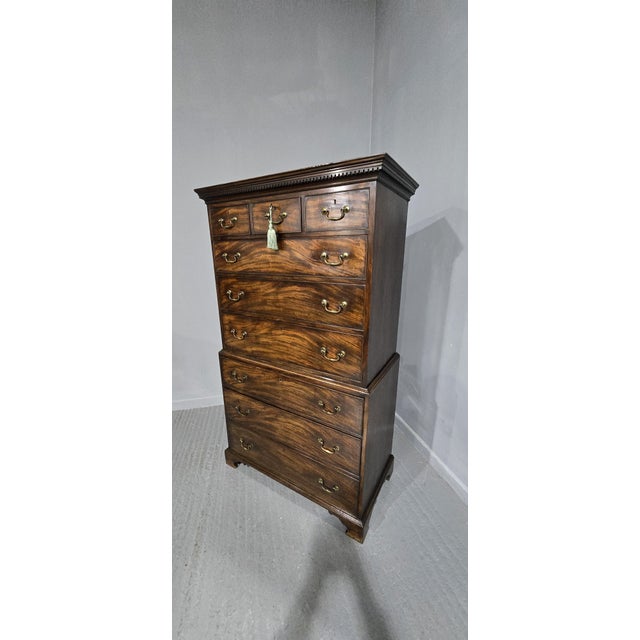 A very nice Georgian mahogany chest on chest of drawers in supeprb original condition, original swan necked handles,...
