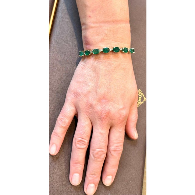 Metal 22 Carat Natural Brazilian Emerald & Diamond Tennis Bracelet 14 Kt Yellow Gold For Sale - Image 7 of 16