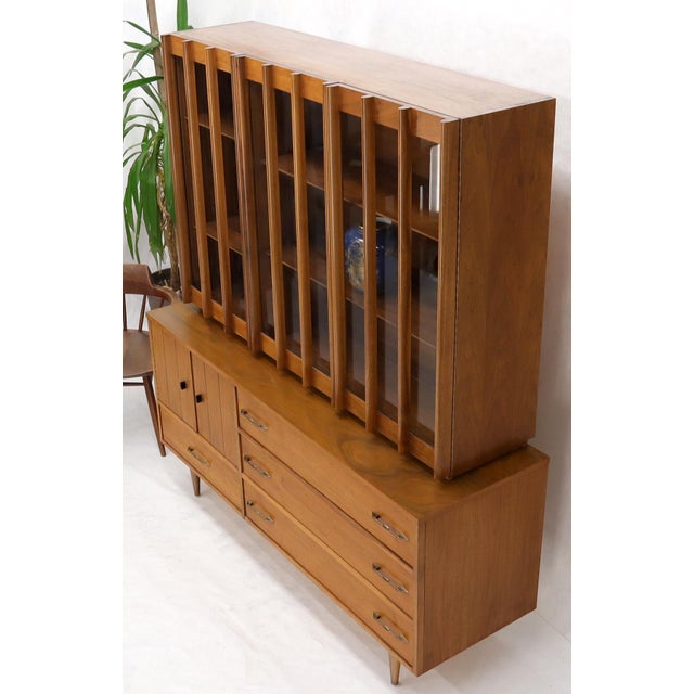 Walnut mid century modern two-part hutch credenza display cabinet glass doors For Sale - Image 11 of 16
