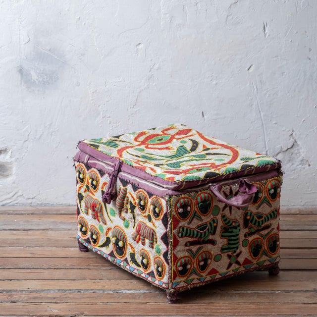 Mid 20th Century African Yoruba Beaded Tribal Trunk, 20th Century For Sale - Image 5 of 16