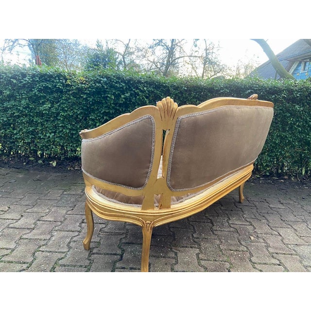 Opulent 1940s French Louis XVI Gilded Sofa Set – Beige Tufted Velvet, Set of 5 For Sale - Image 11 of 12