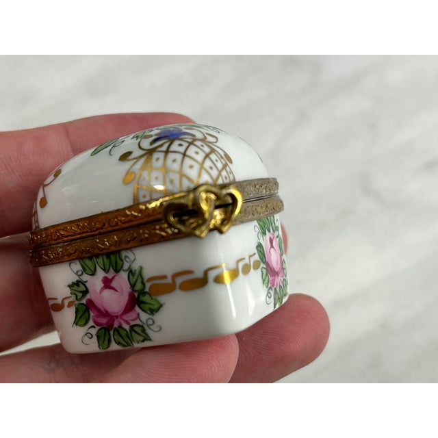 This charming French Limoges Peint Main trinket box is beautifully crafted in the shape of a heart and features an...
