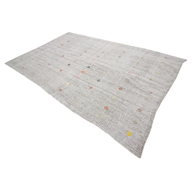 1960s Vintage Gray Turkish Kilim Rug- 6′9″ × 10′4″ For Sale - Image 4 of 7