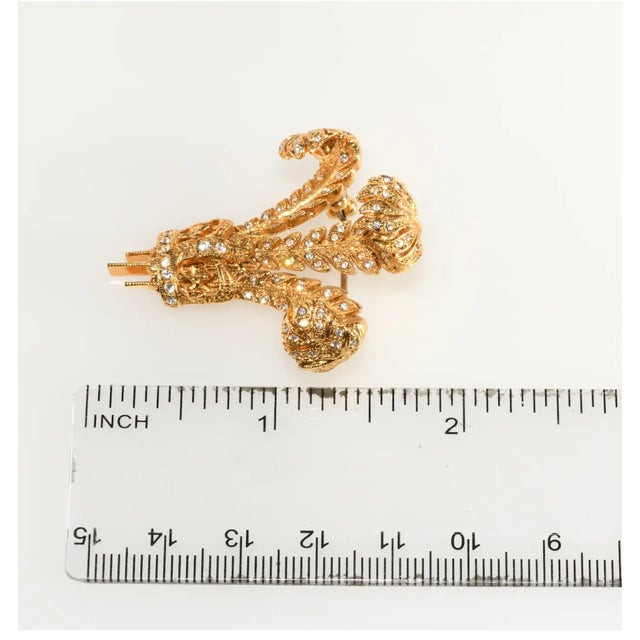 Abstract Vintage Butler & Wilson Prince of Wales Feather & Crown Brooch Gold-Plated For Sale - Image 3 of 4