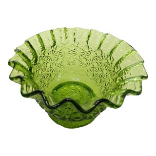 1920s Green Glass Ruffled Edge Daisy O& Button Pattern 3.5" Tall Bowl (Magnesiium) by L E Smith For Sale