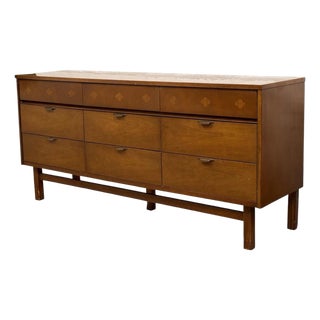 Vintage Basset Mid-Century Modern Walnut Nine-Drawer Dresser With Inlay For Sale