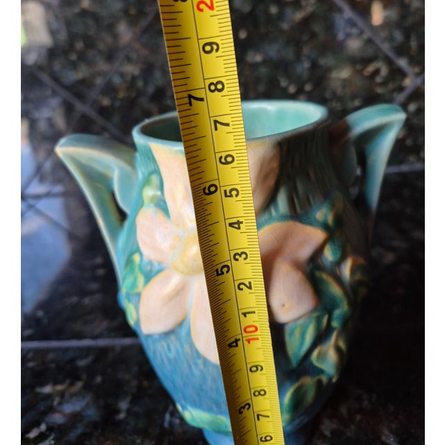1940s Vintage Roseville Pottery Blue Clematis Handled Vase - Shape 102-6 (Jg) For Sale In Palm Springs - Image 6 of 7