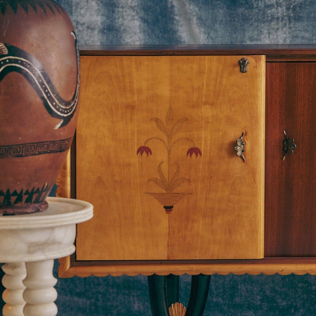 Mid-Century Modern Italian Mahogany Two-Tone Scalloped Sideboard Attributed to Paolo Buffa, 1950s For Sale - Image 3 of 11