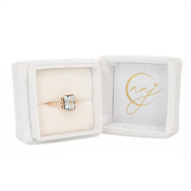 Modern 2.2cts Aquamarine Ring With Natural Diamonds Accents: Solid 14k Gold, 9x7mm For Sale - Image 3 of 8