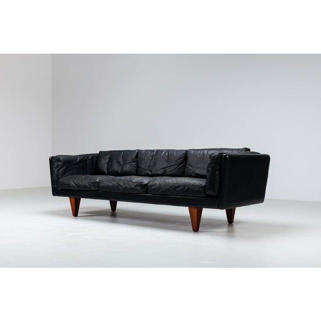 1960s Model V11 Sofa in Black Leather by Illum Wikkelsø for Holger Christiansen, Denmark, 1960s For Sale - Image 5 of 18