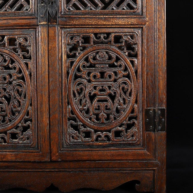 Dimensions: Length 40cm (15.75") x Width 20cm (7.87") x Height 52cm (20.47") Material: Solid Rosewood / Huali Wood Style:...