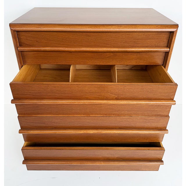 1950s T.h. Robsjohn-Gibbings for Widdicomb Chest, Restored, on Casters For Sale In Miami - Image 6 of 12